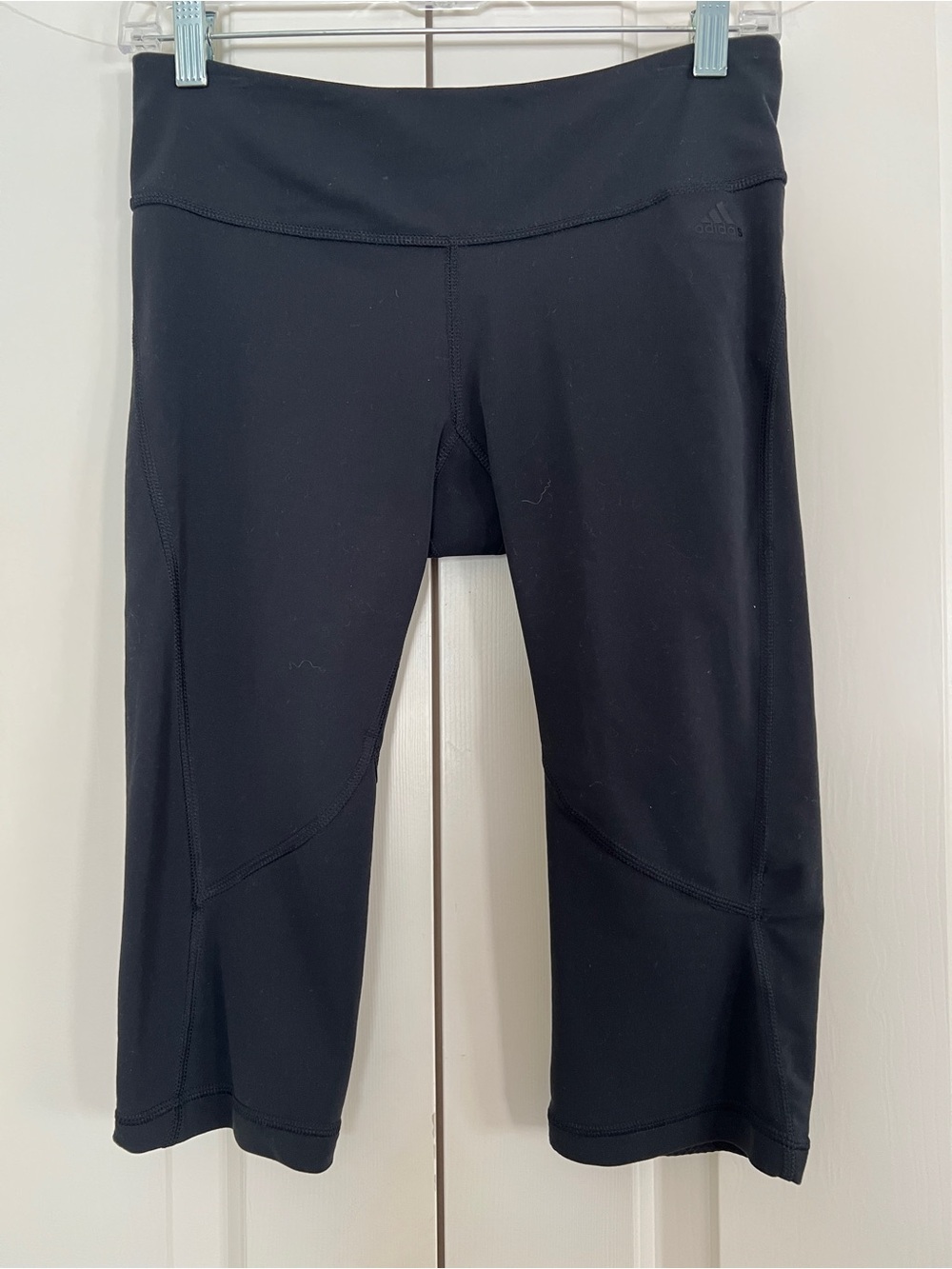 adidas Black 3/4 Cropped Workout Capris
Size S